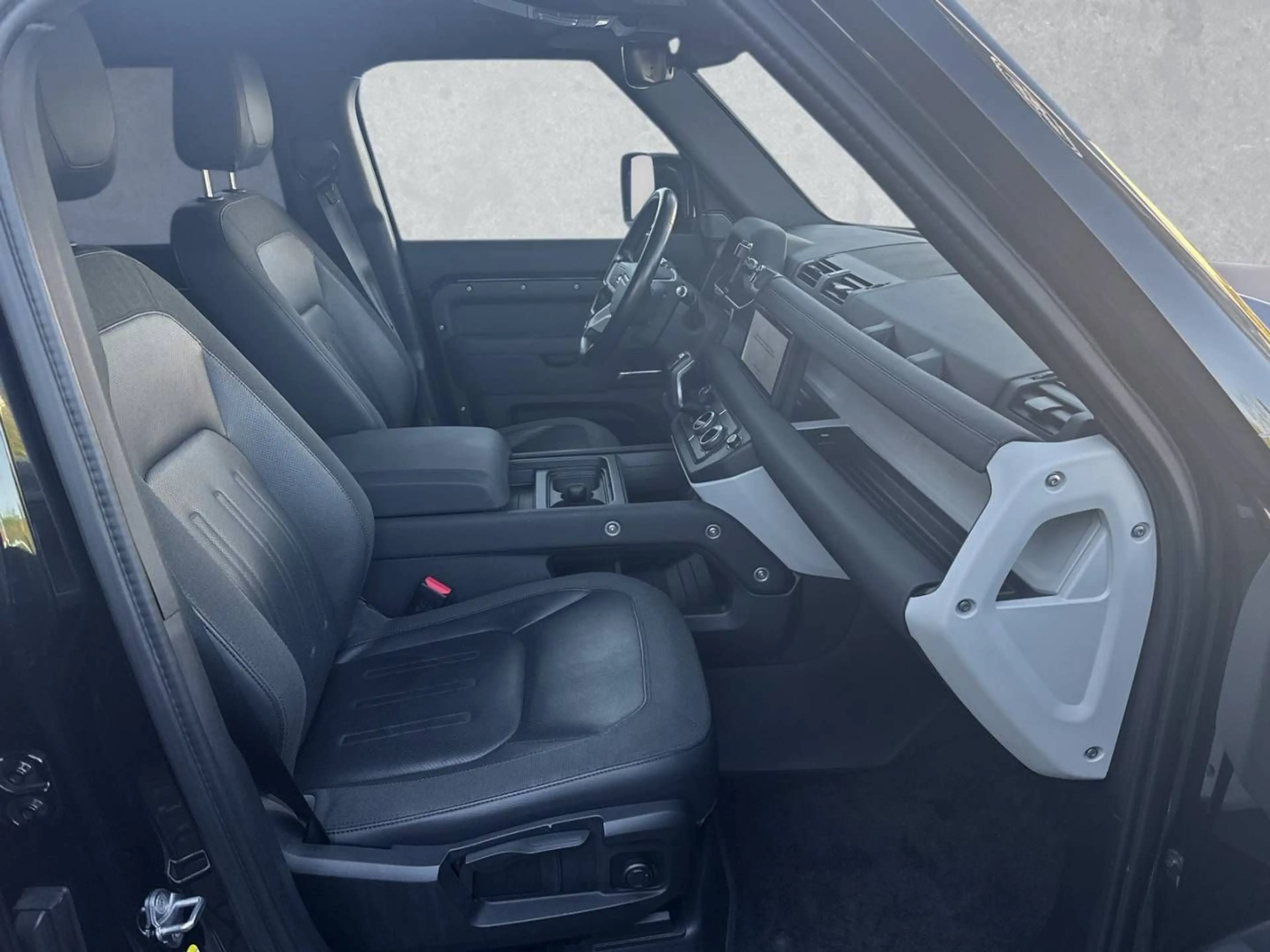 Land Rover Defender 110 D300 SE — photo 3