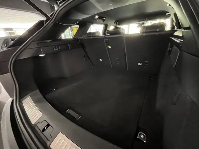 Land Rover Range Rover Velar view 15