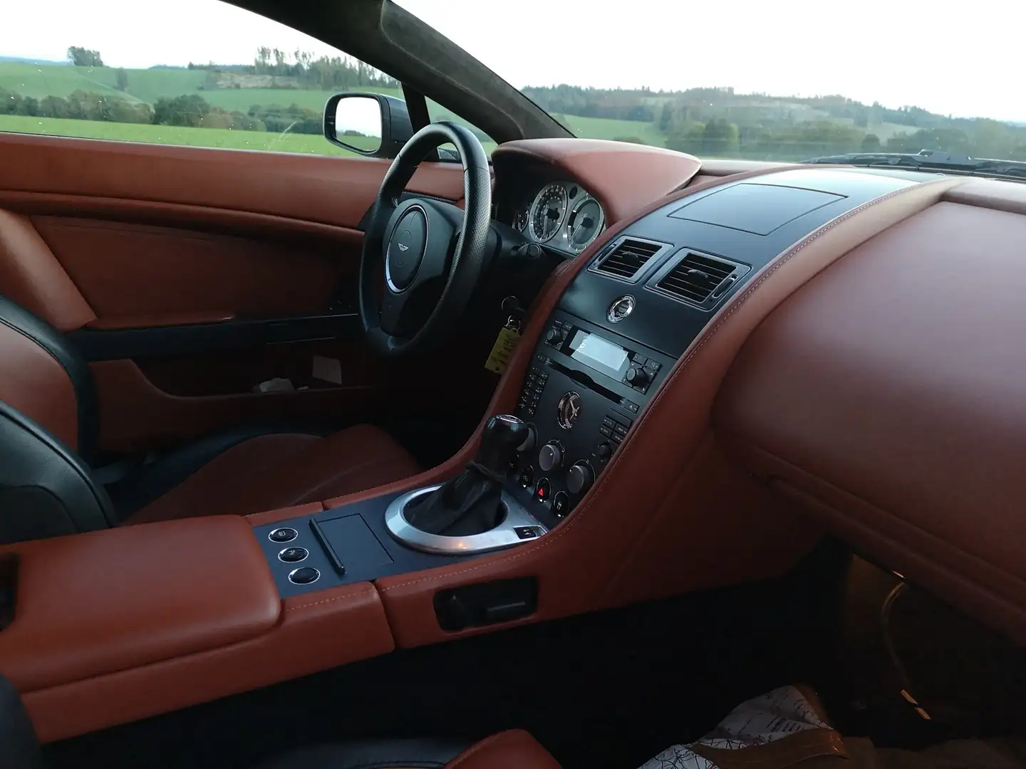 Aston Martin V8 Vantage Šedá - 1