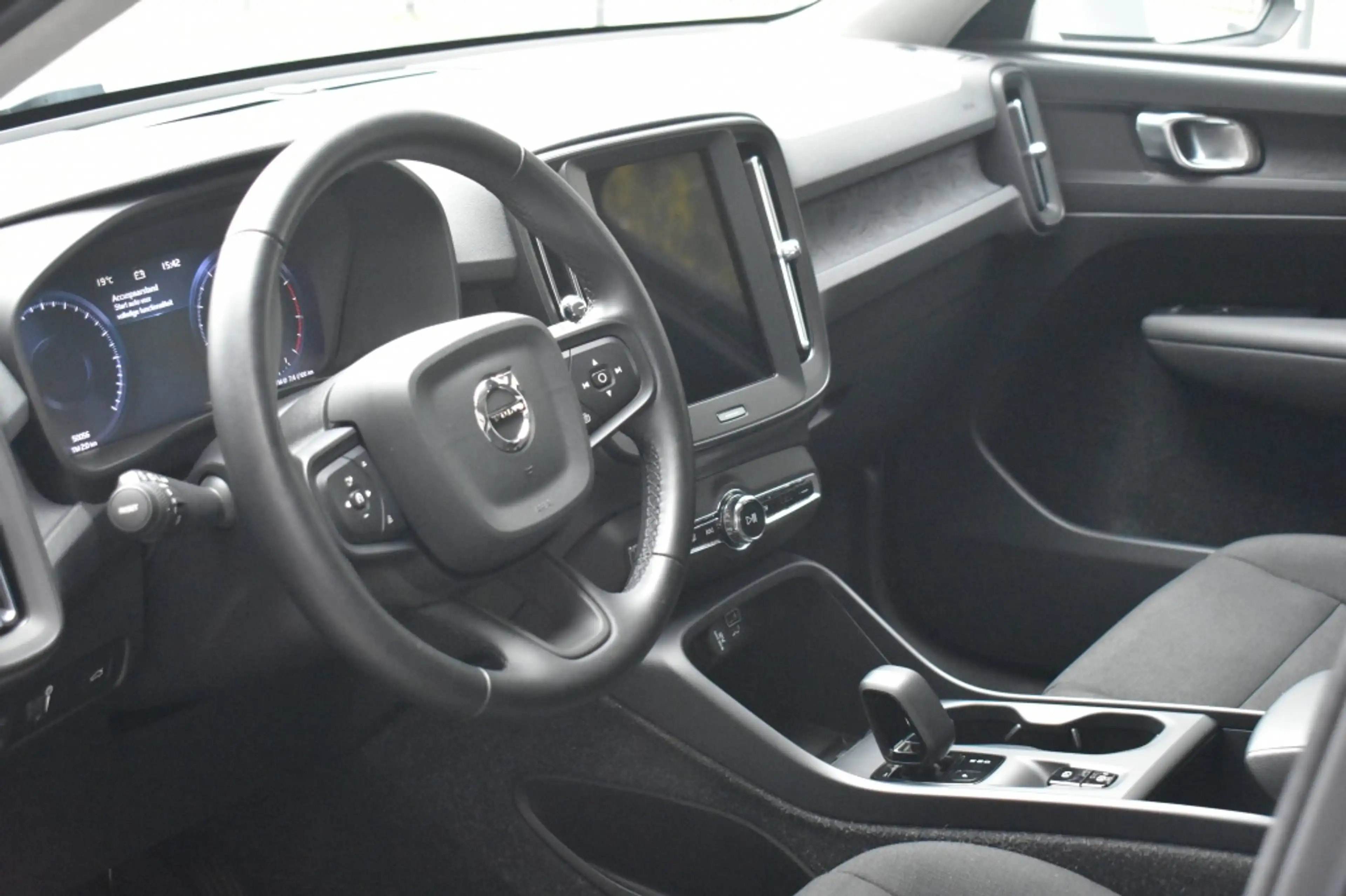 Volvo XC40 T2 129pk Aut. Momentum Core | Navigation Tech | Cr — photo 3