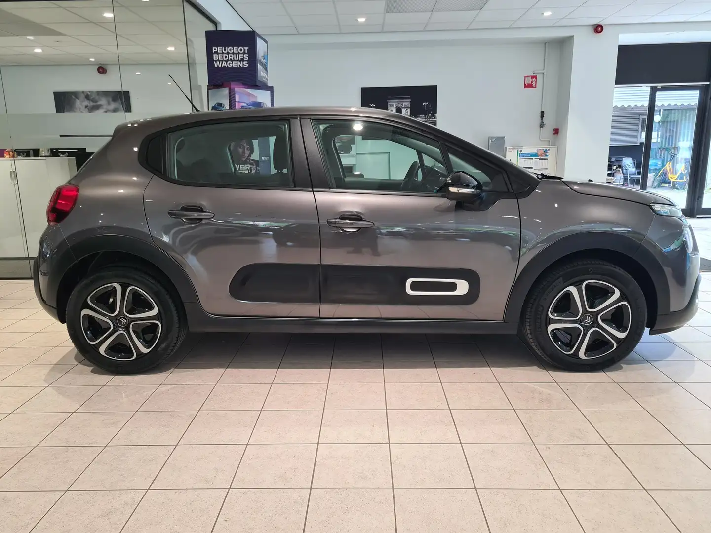 Citroen C3 1.2 82 pk Plus | CarPlay/Android Auto | Climate co Grijs - 2