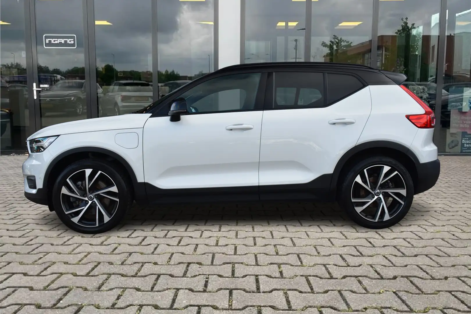 Volvo XC40 1.5 T4 Recharge R-Design | ACC | Pano | Trekhaak | Wit - 2