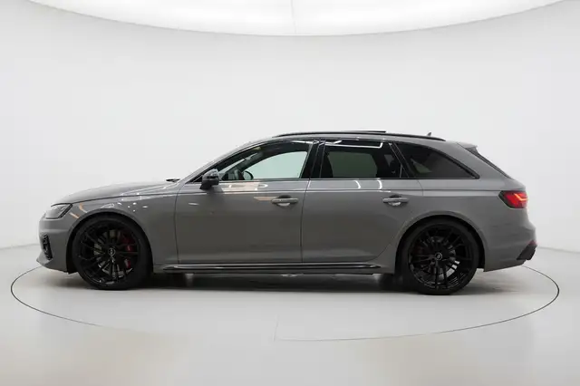 Audi A4 Avant view 4