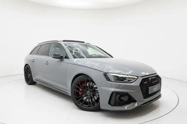 Audi A4 Avant view 3