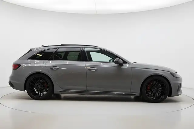 Audi A4 Avant view 5