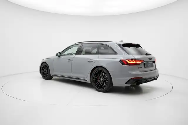 Audi A4 Avant view 6