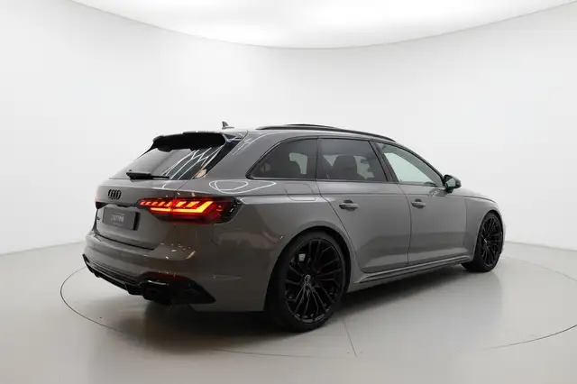 Audi A4 Avant view 8