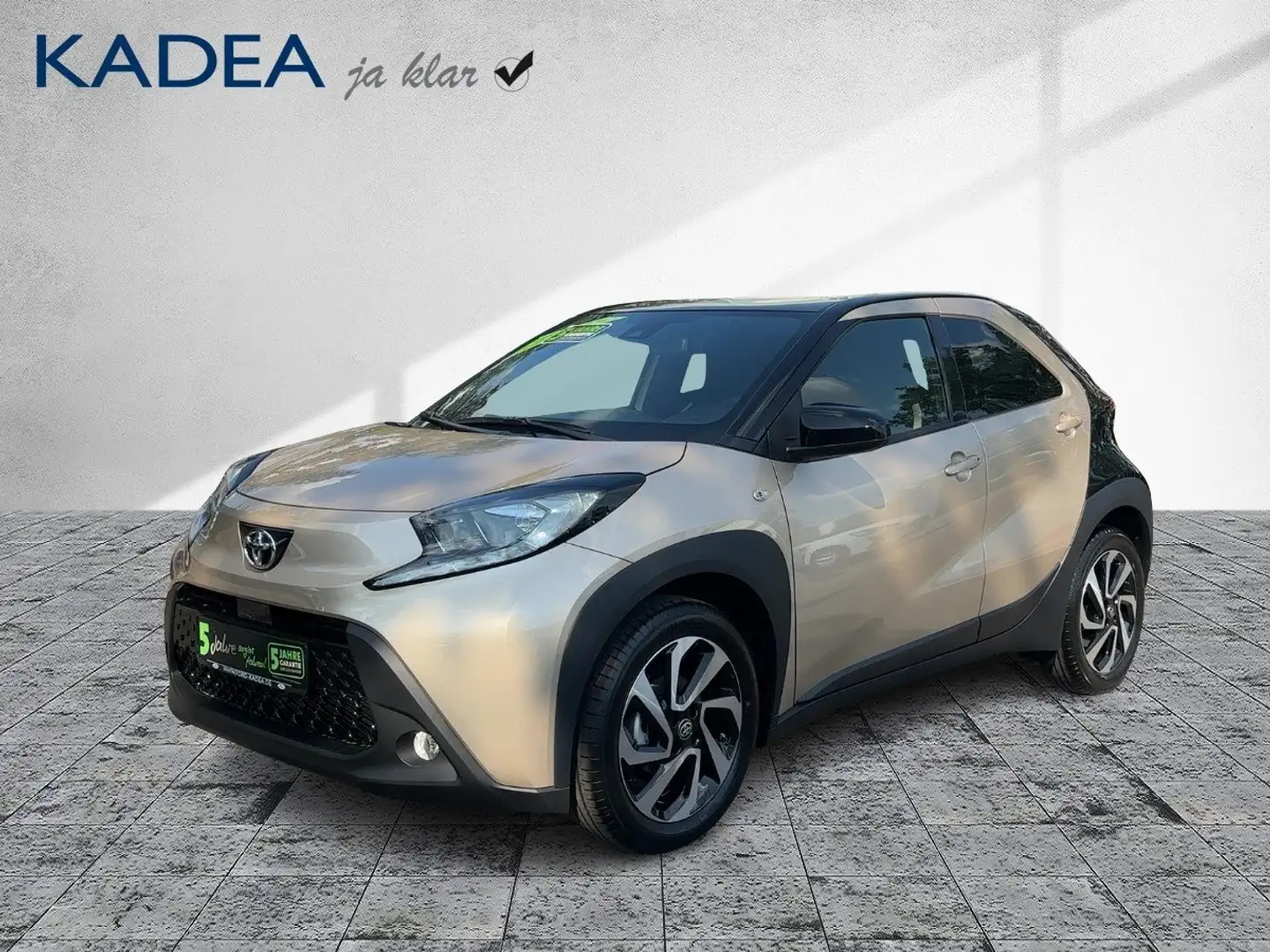 Toyota Aygo X 1.0 Teamplayer ACC+Navi+SHZ+Fernlichtass. Beige - 2