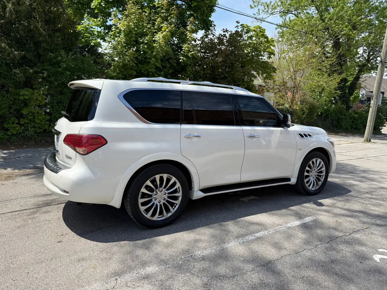 Infiniti QX80 снимка Infiniti QX80