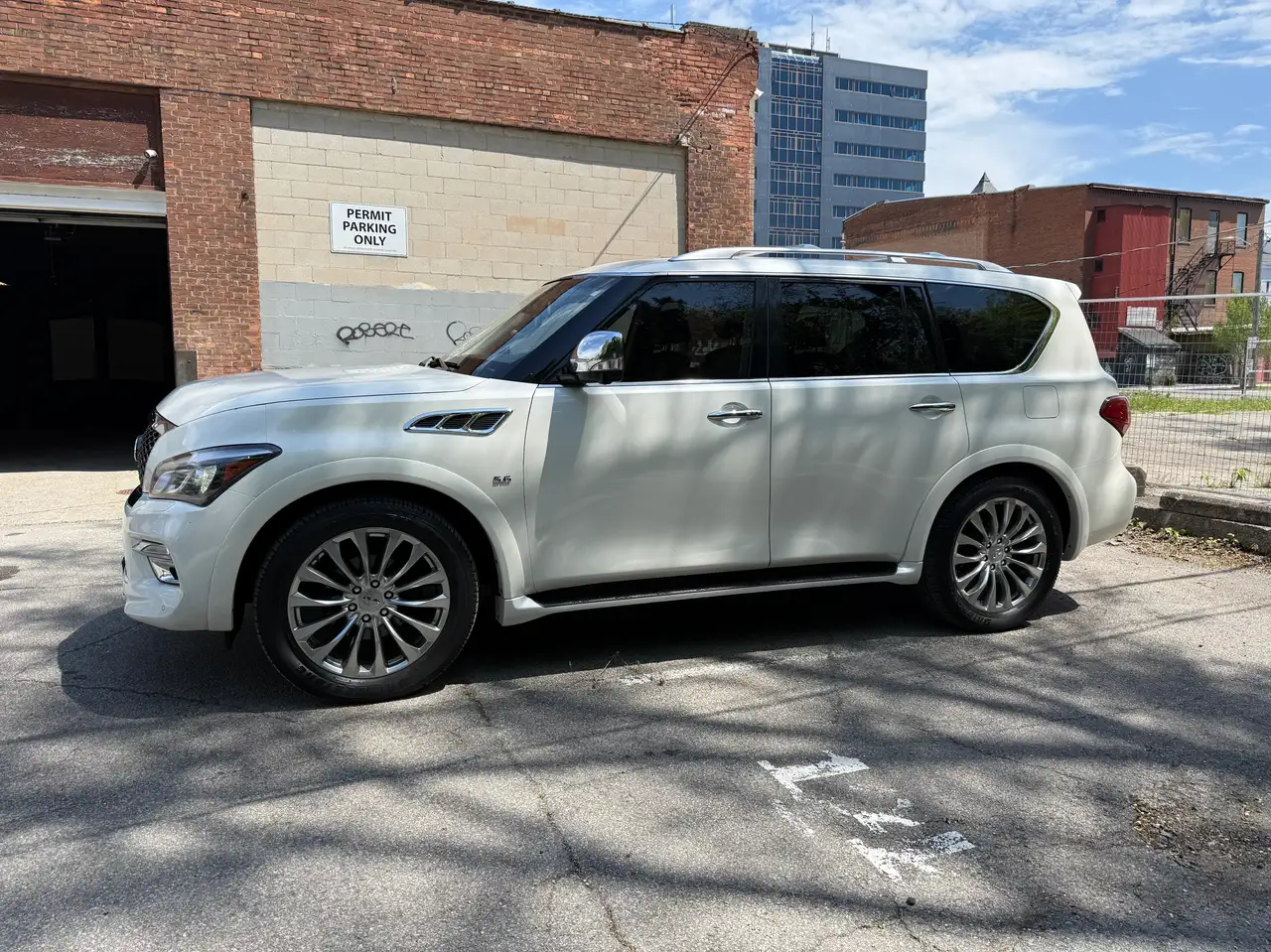 Infiniti QX80 снимка Infiniti QX80