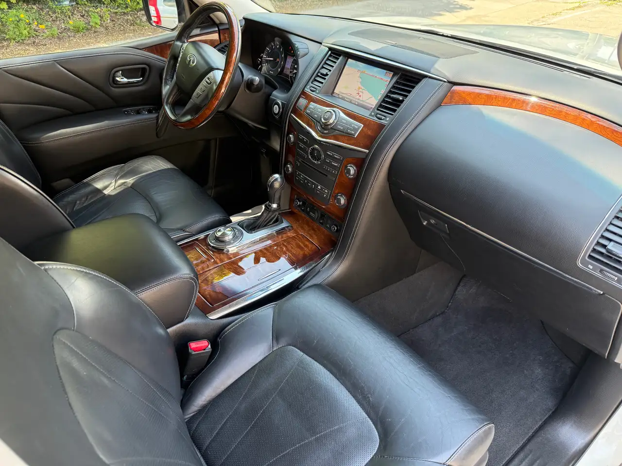 Infiniti QX80 снимка Infiniti QX80