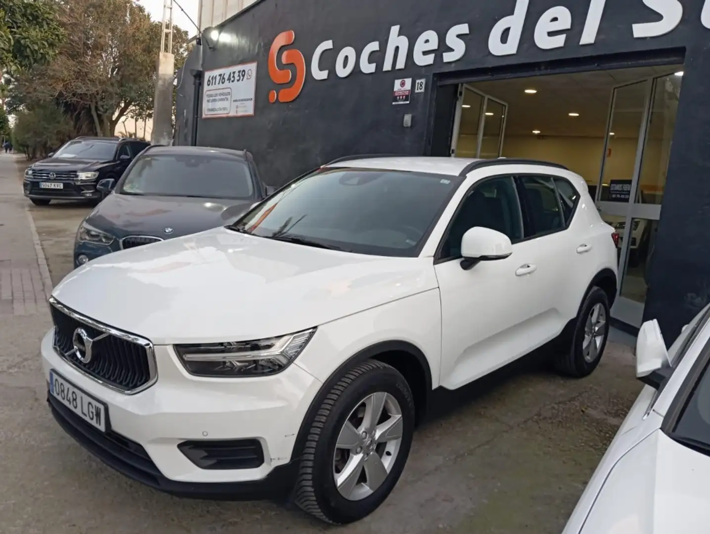 Volvo XC40 D3 Momentum Core Aut. Weiß - 1