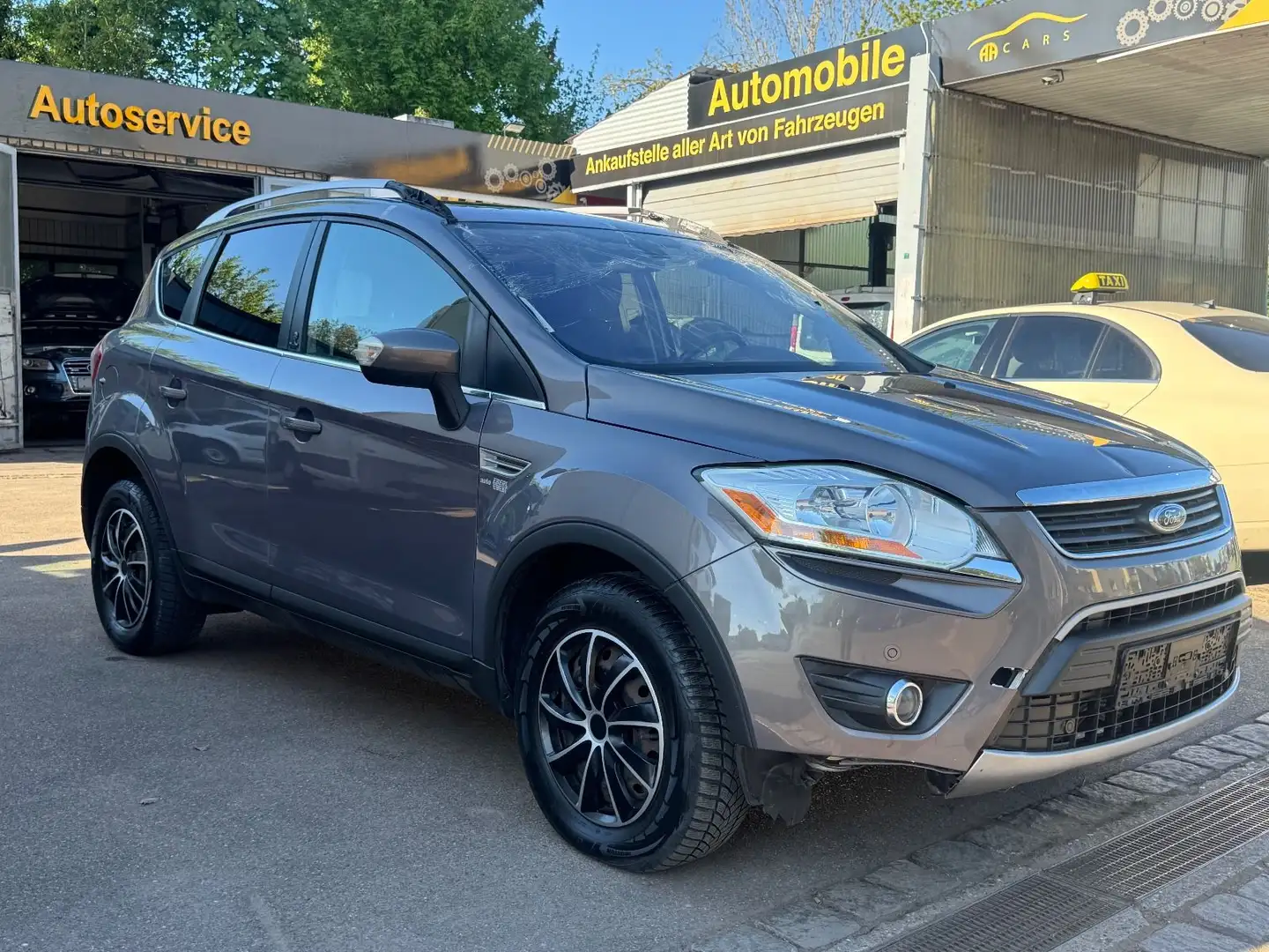 Ford Kuga Champions 4x4 Edition Panorama Automatik AHK Marrón - 2