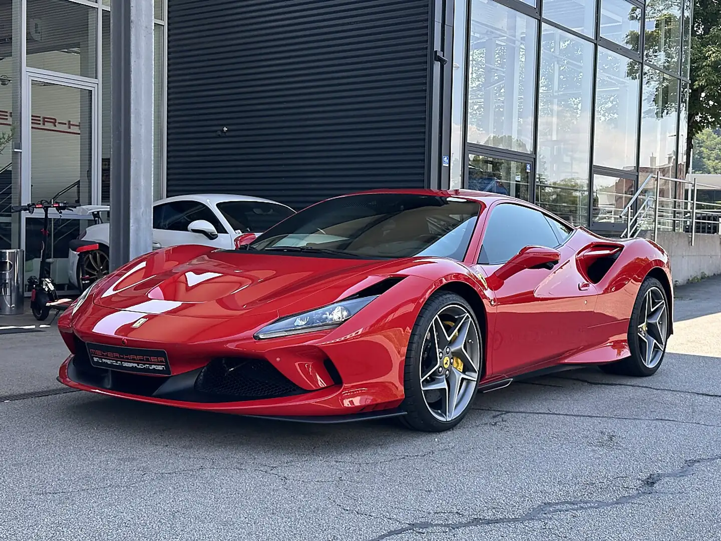 Ferrari F8 Tributo Rot - 1