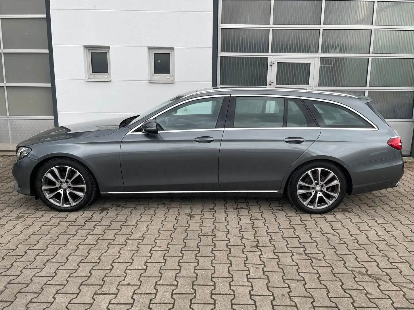 Mercedes-Benz E 200 T W213 Autom./eSD/LED/Navi/Avantgarde/Kamer Grau - 2