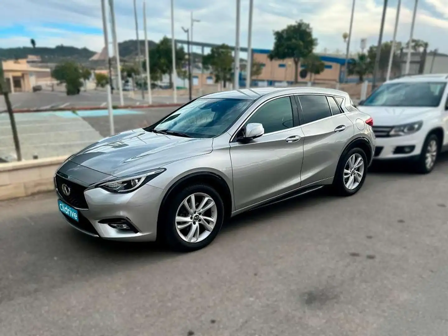 Infiniti Q30 1.5d Premium 7DCT Gris - 2
