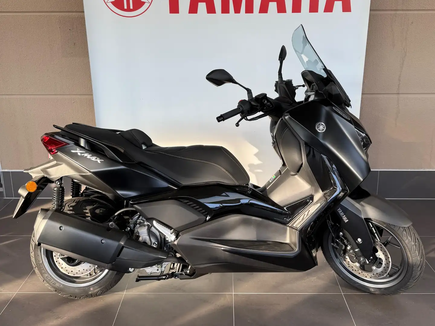 Yamaha X-Max 300 TechMax Modell 2024 NEUFAHRZEUG! Schwarz - 1