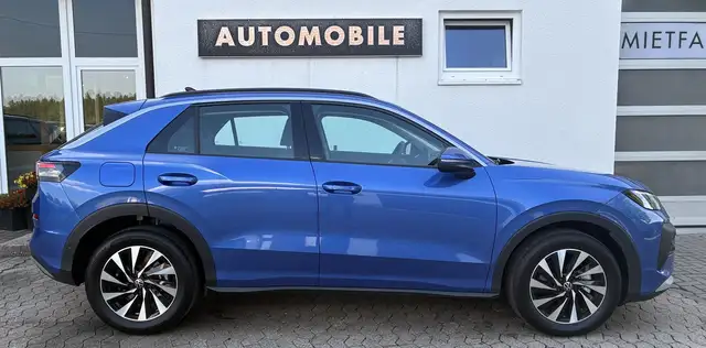 Volkswagen T-Roc view 8