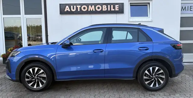 Volkswagen T-Roc view 5