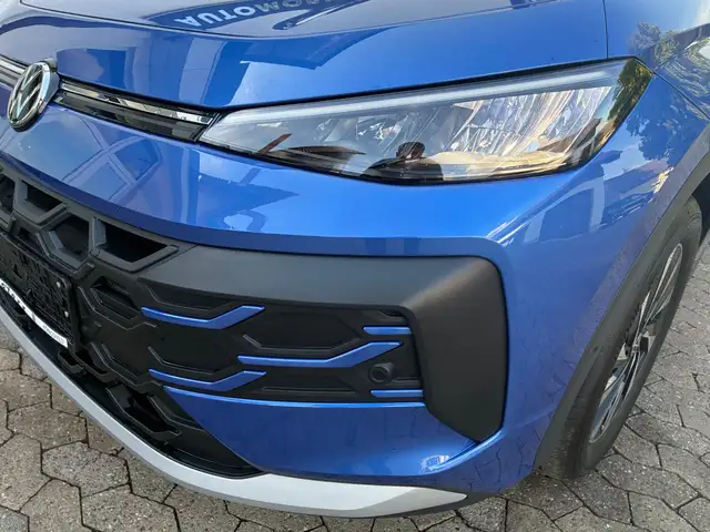 Volkswagen T-Roc view 3