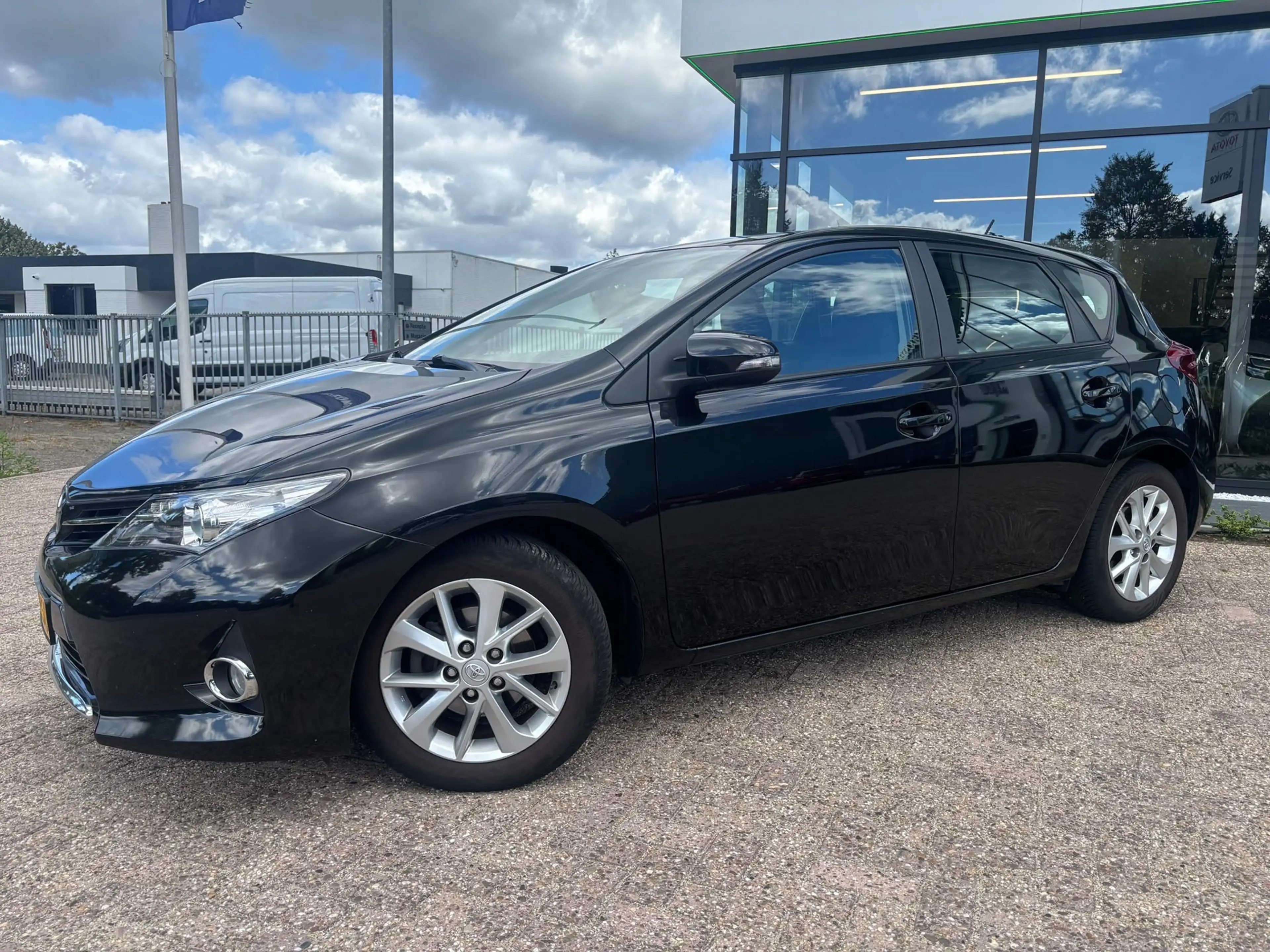 Toyota Auris 1.6 Now|Trekhaak — photo 2