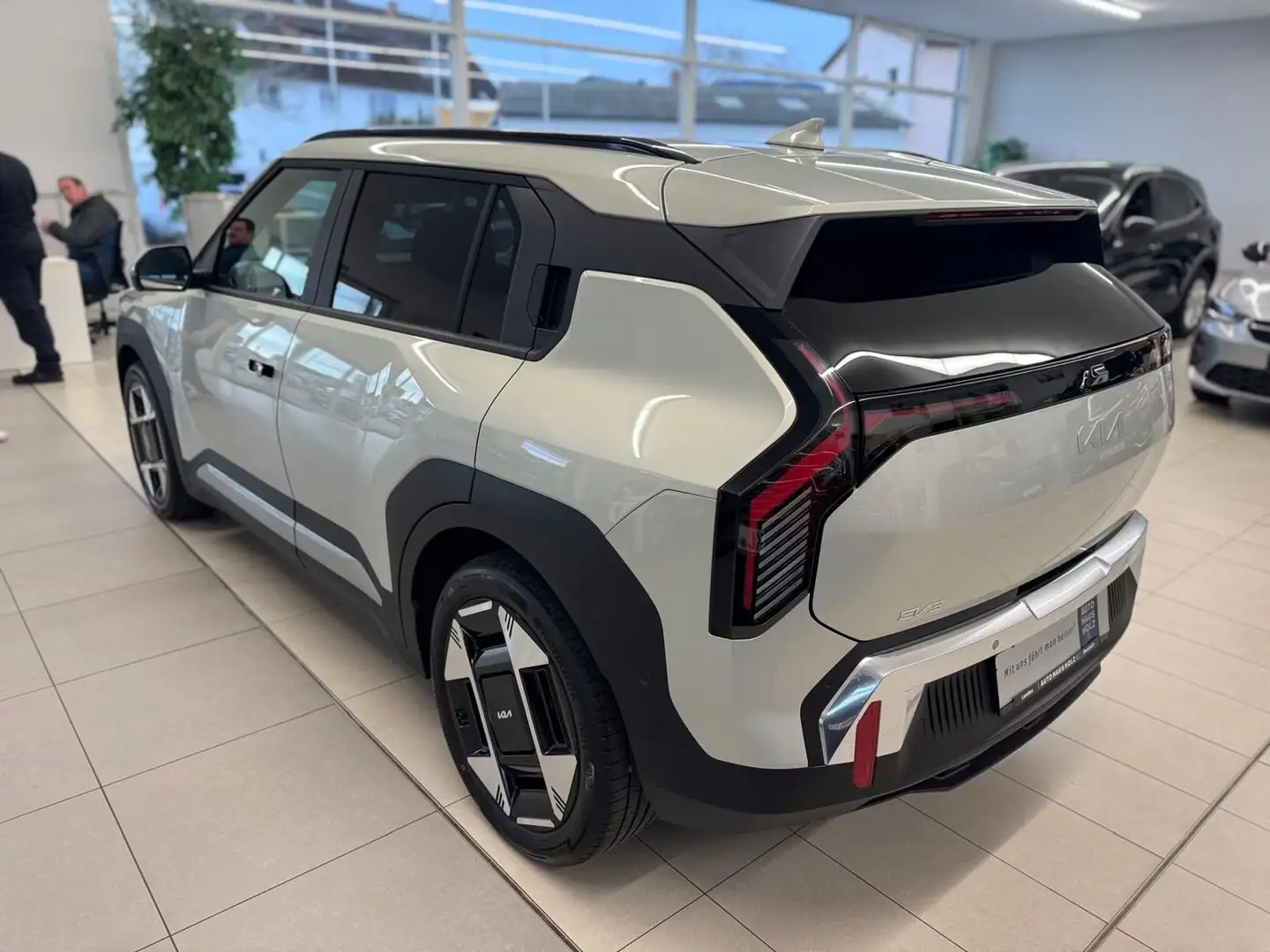 Kia EV3 81,4 kWh EARTH DriveWise-Park Design Šedá - 2
