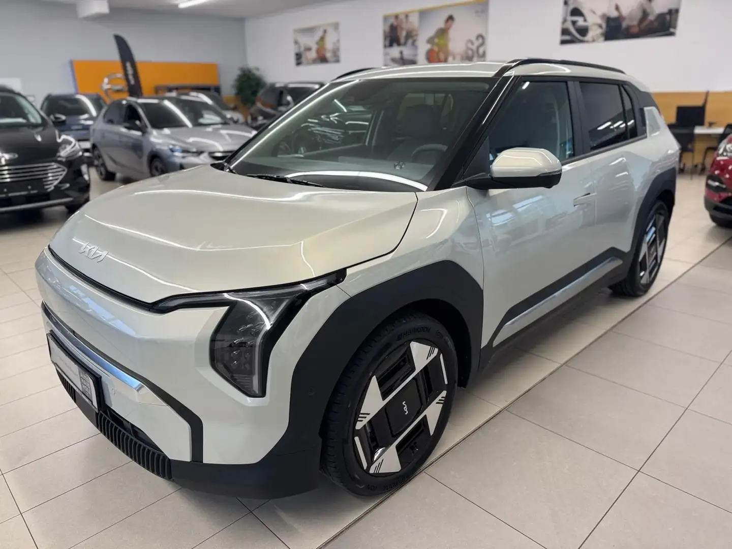 Kia EV3 81,4 kWh EARTH DriveWise-Park Design Šedá - 1