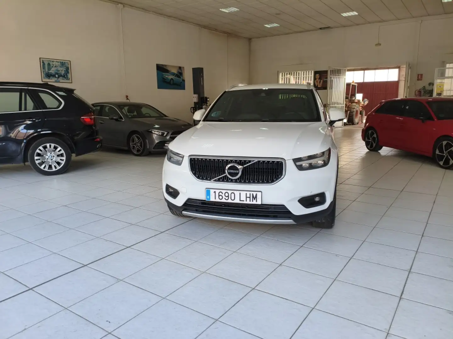Volvo XC40 D3 Momentum Pro AWD Aut. Blanco - 2