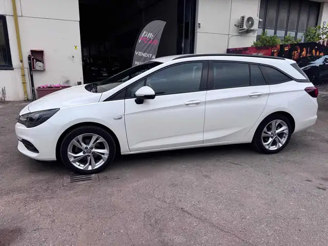 Opel Astra view 4