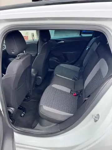 Opel Astra view 11