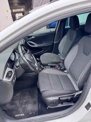 Opel Astra view 7