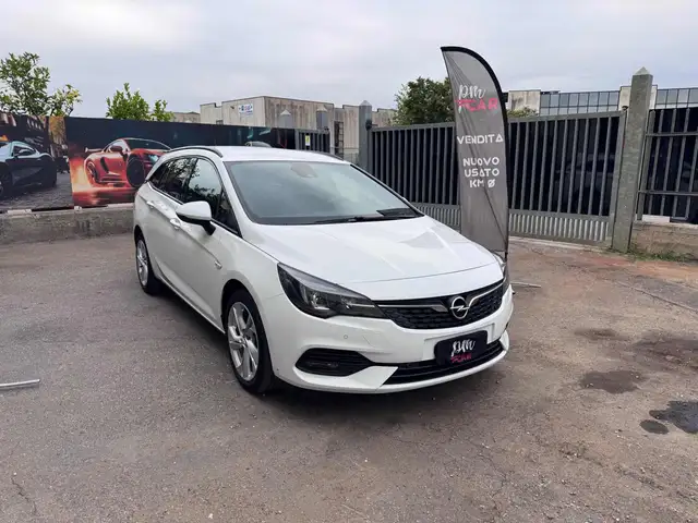 Opel Astra view 3