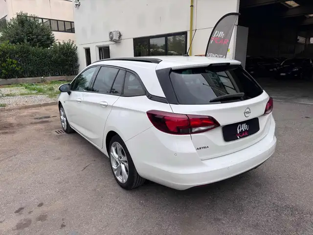 Opel Astra view 5
