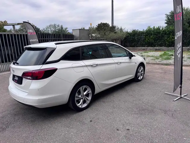 Opel Astra view 6