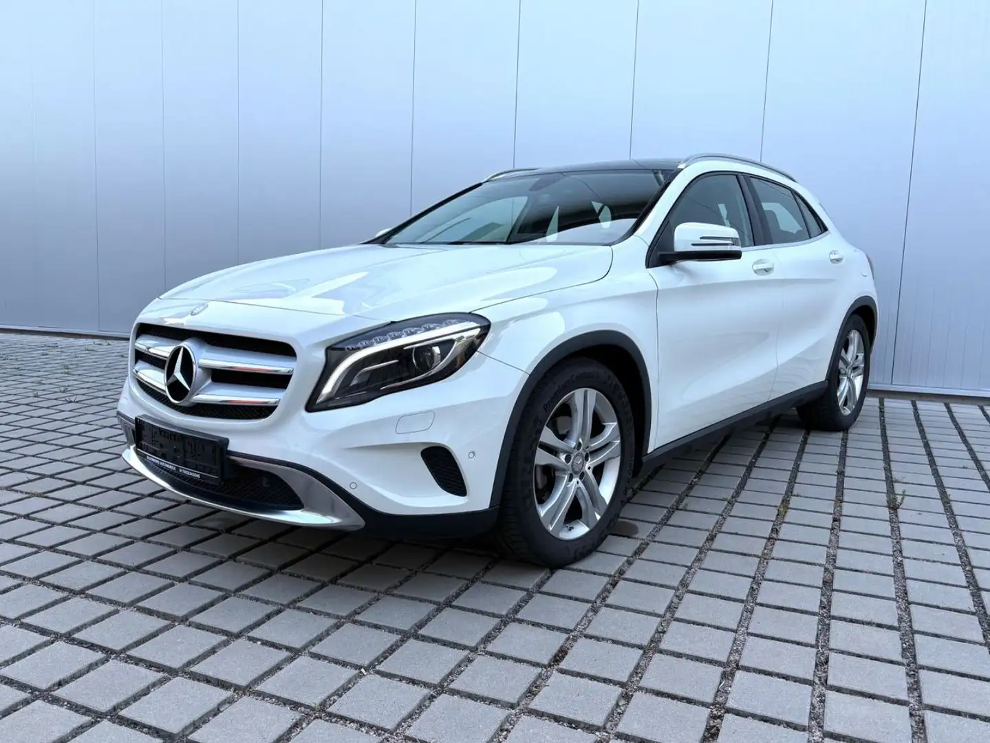Mercedes-Benz GLA 200 Urban Bi-Xenon Navi Pano 8xAlu Weiß - 1