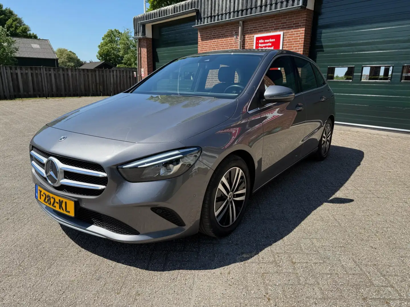 Mercedes-Benz B 180 Premium Plus Grijs - 1