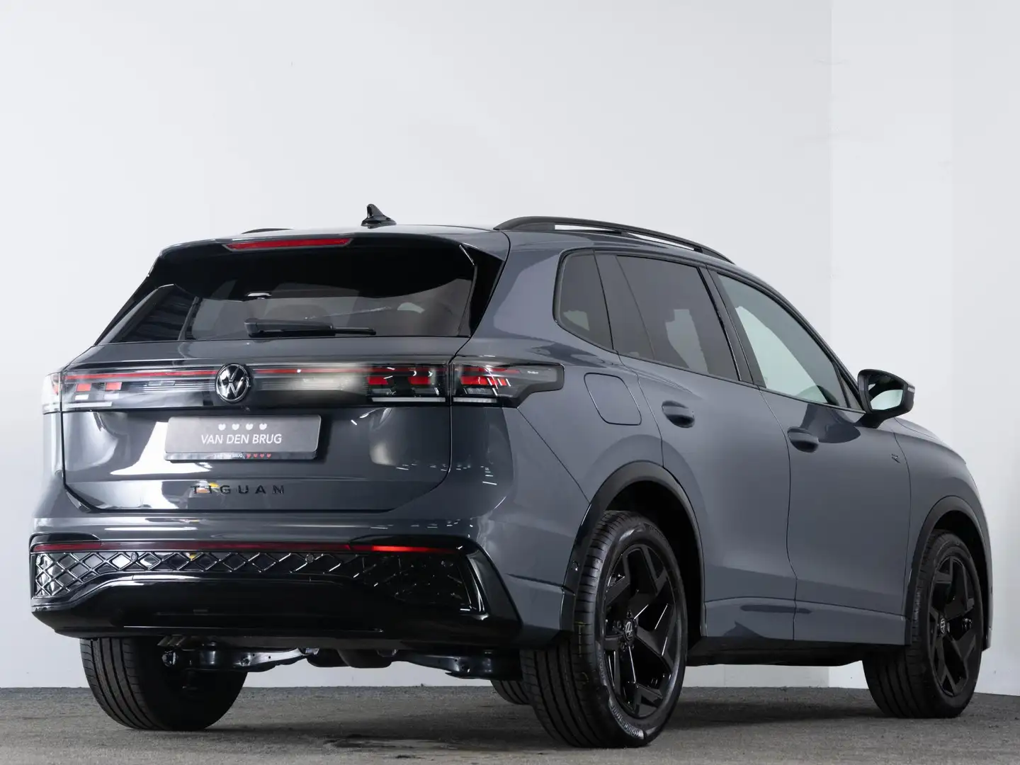 Volkswagen Tiguan R-Line 1.5 eTSI 150 PK DSG | LED | Panoramadak | B Grigio - 2