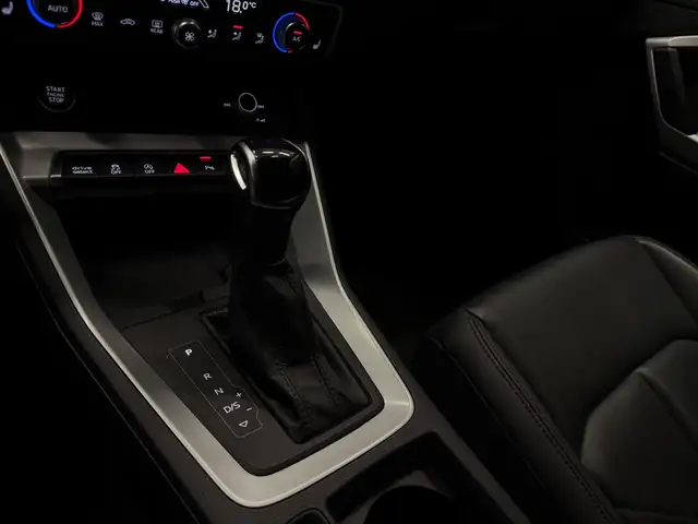 Audi Q3 view 11