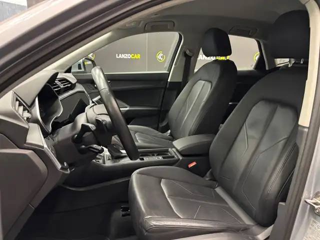Audi Q3 view 12