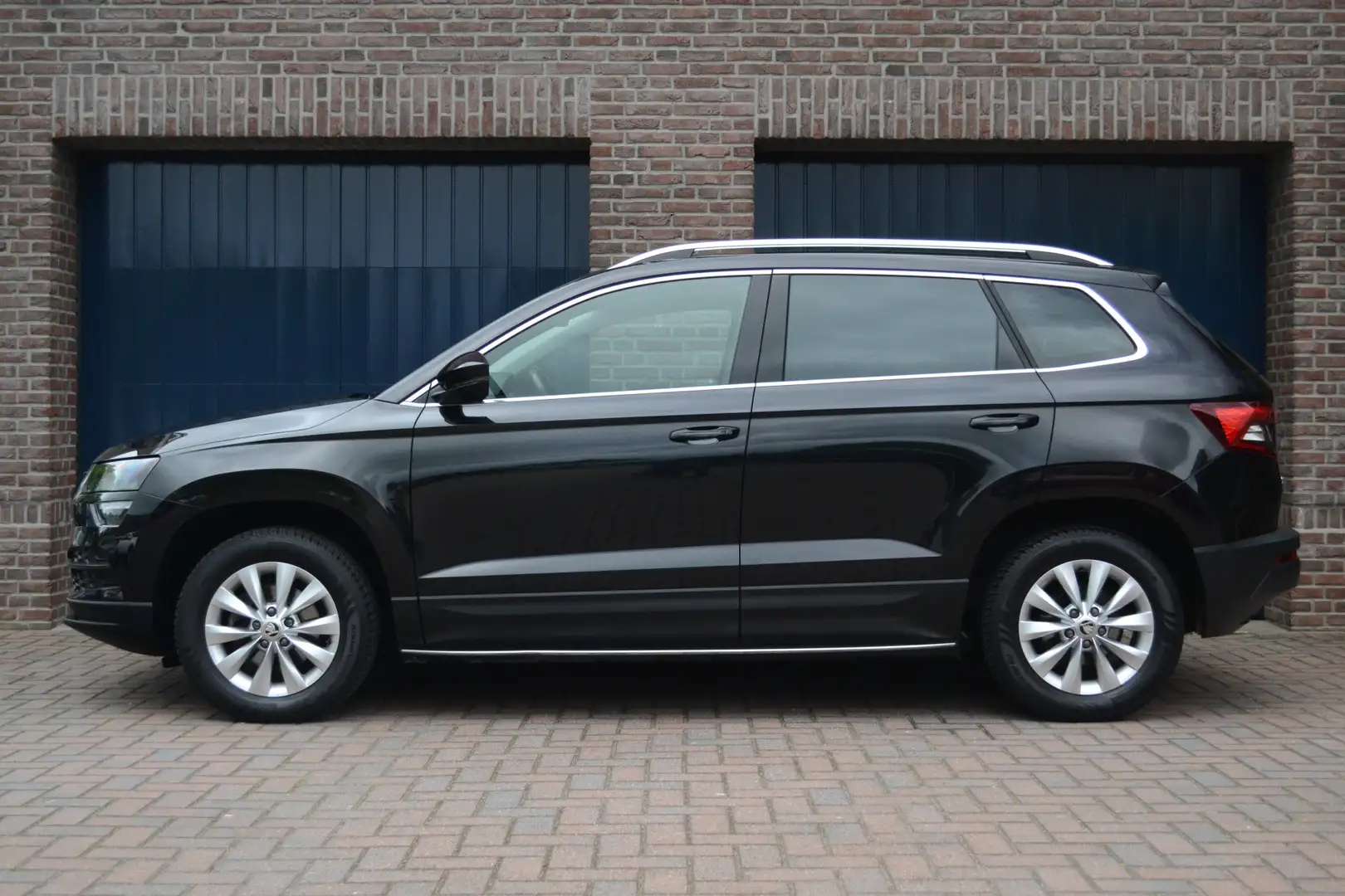 Skoda Karoq 1.0 TSI DSG Automaat Clever Edition | Trekhaak | C Zwart - 2