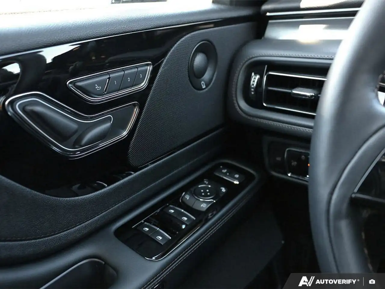 Lincoln Aviator снимка Lincoln Aviator