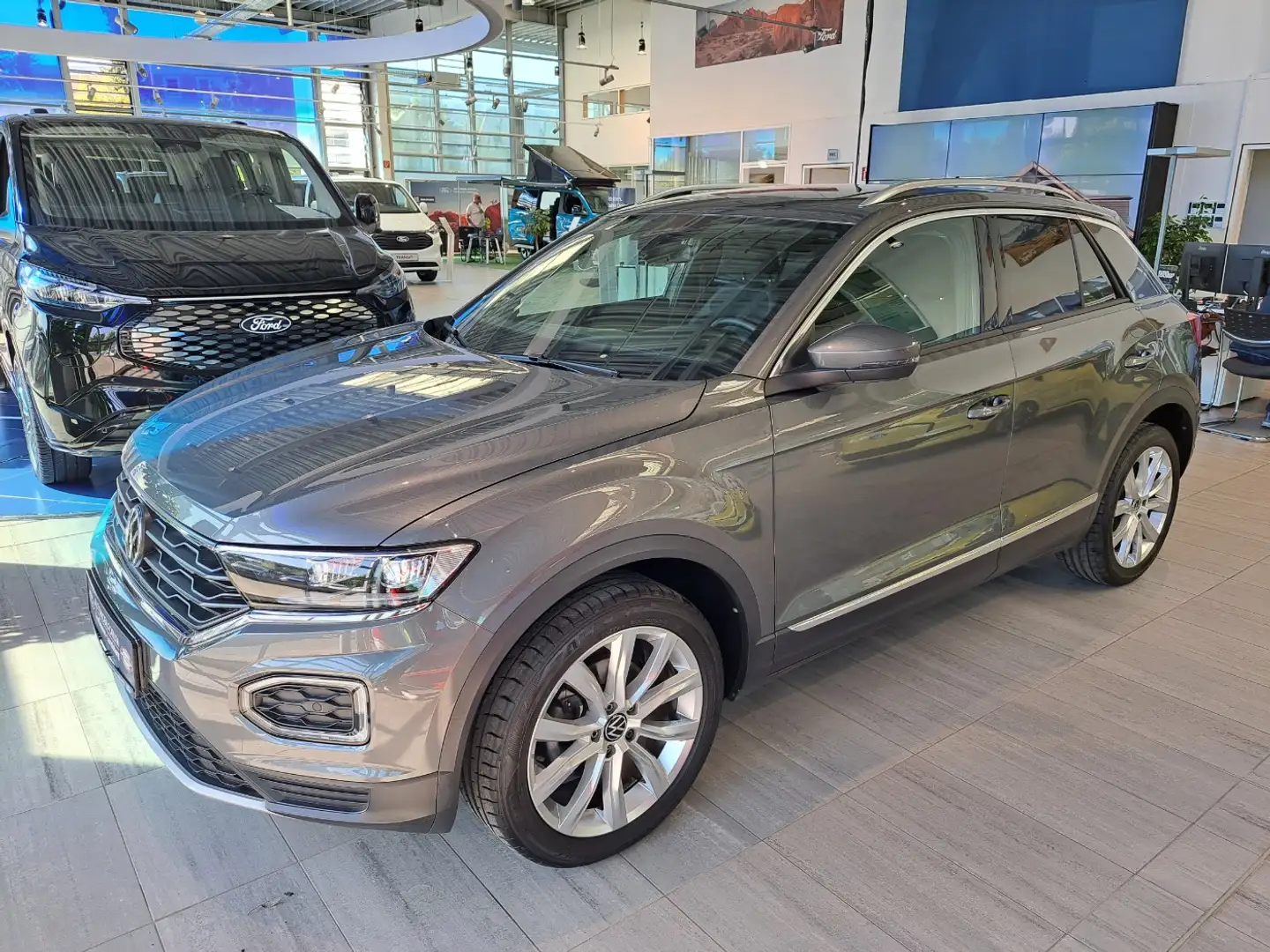 Volkswagen T-Roc 1.5 TSI Sport DSG LED ACC Pano STHzg Navi Grijs - 1