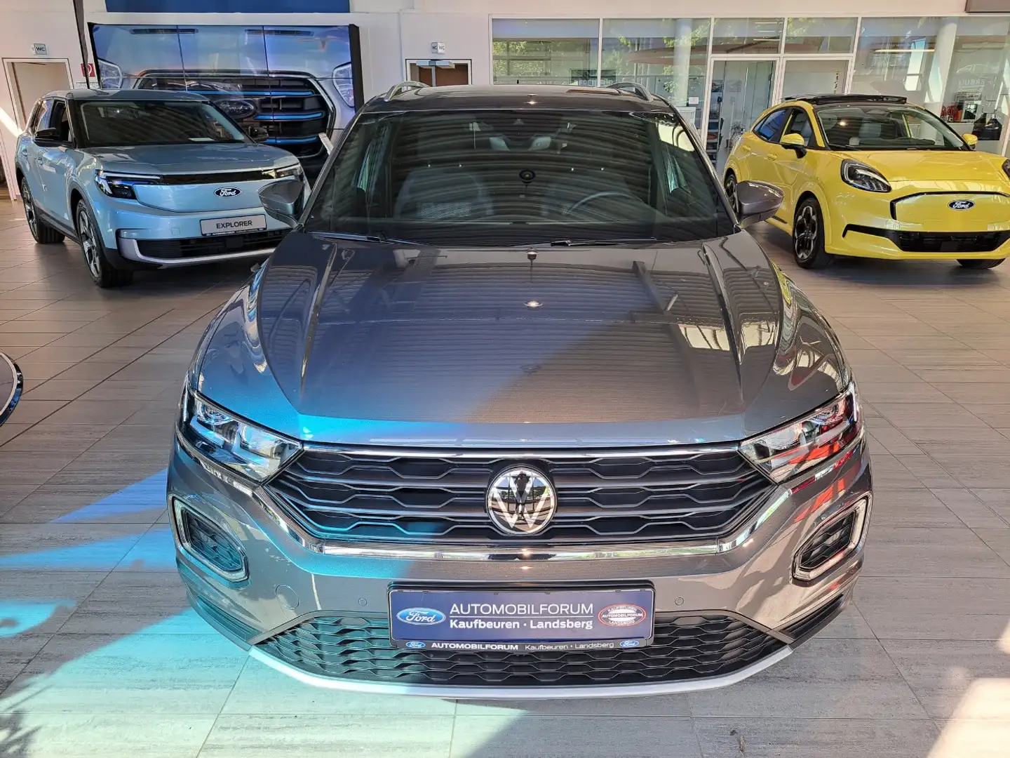 Volkswagen T-Roc 1.5 TSI Sport DSG LED ACC Pano STHzg Navi Grijs - 2