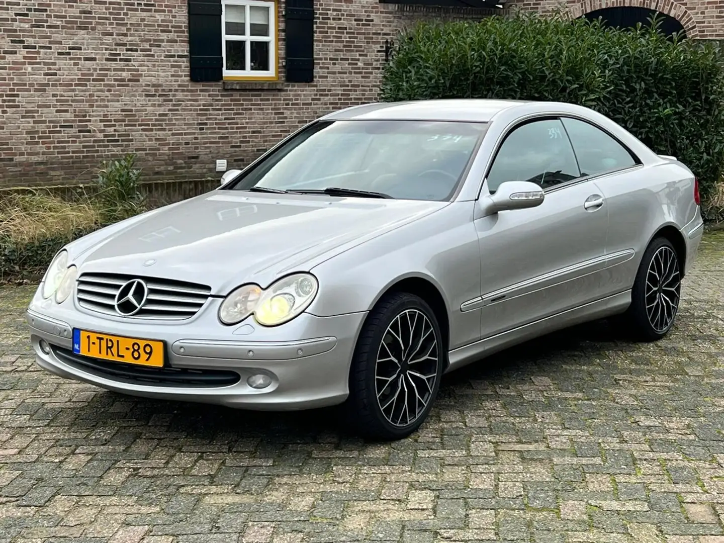 Mercedes-Benz CLK 270 Coupé CDI Elegance 334 Grau - 2