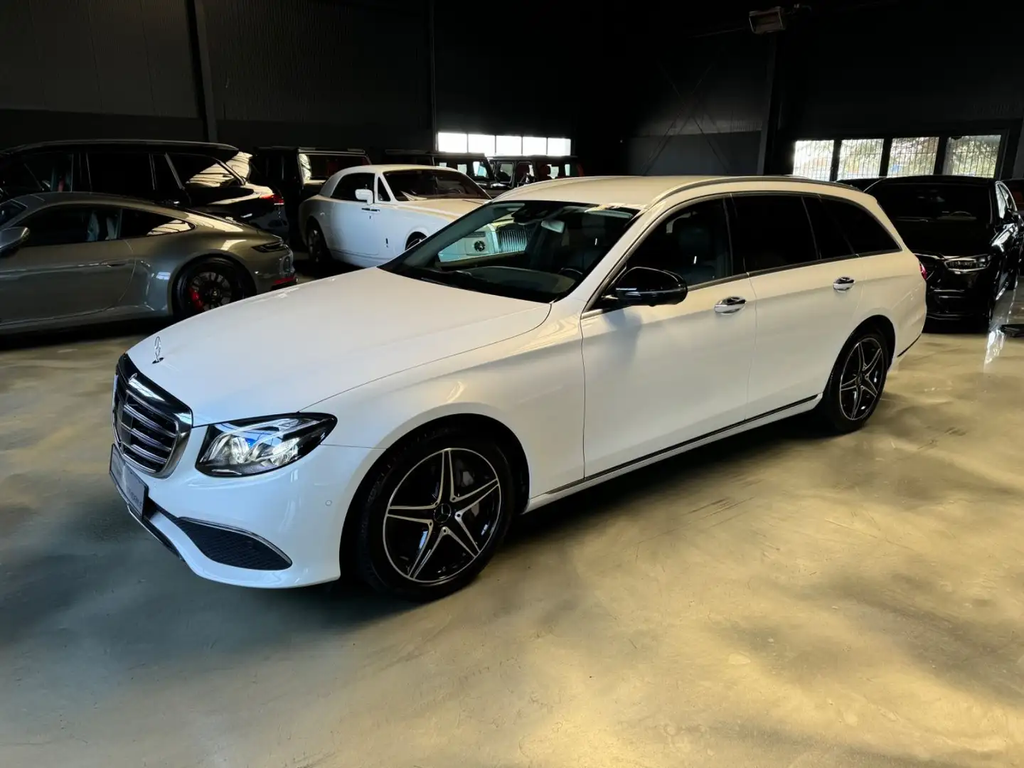 Mercedes-Benz E 400 T-Modell  4Matic LEDER/DISTRONIC/KEYLESSGO Weiß - 1