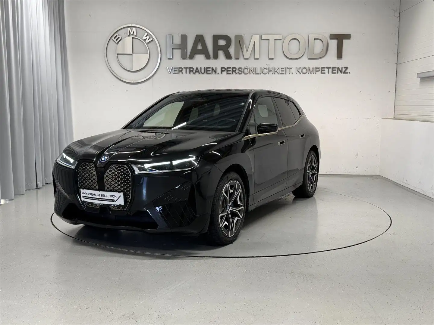 BMW iX xDrive50 Schwarz - 1