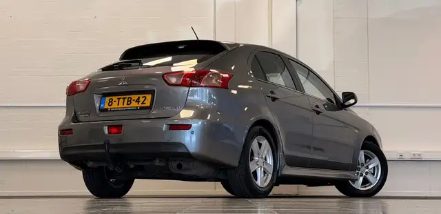 Mitsubishi Lancer view 5