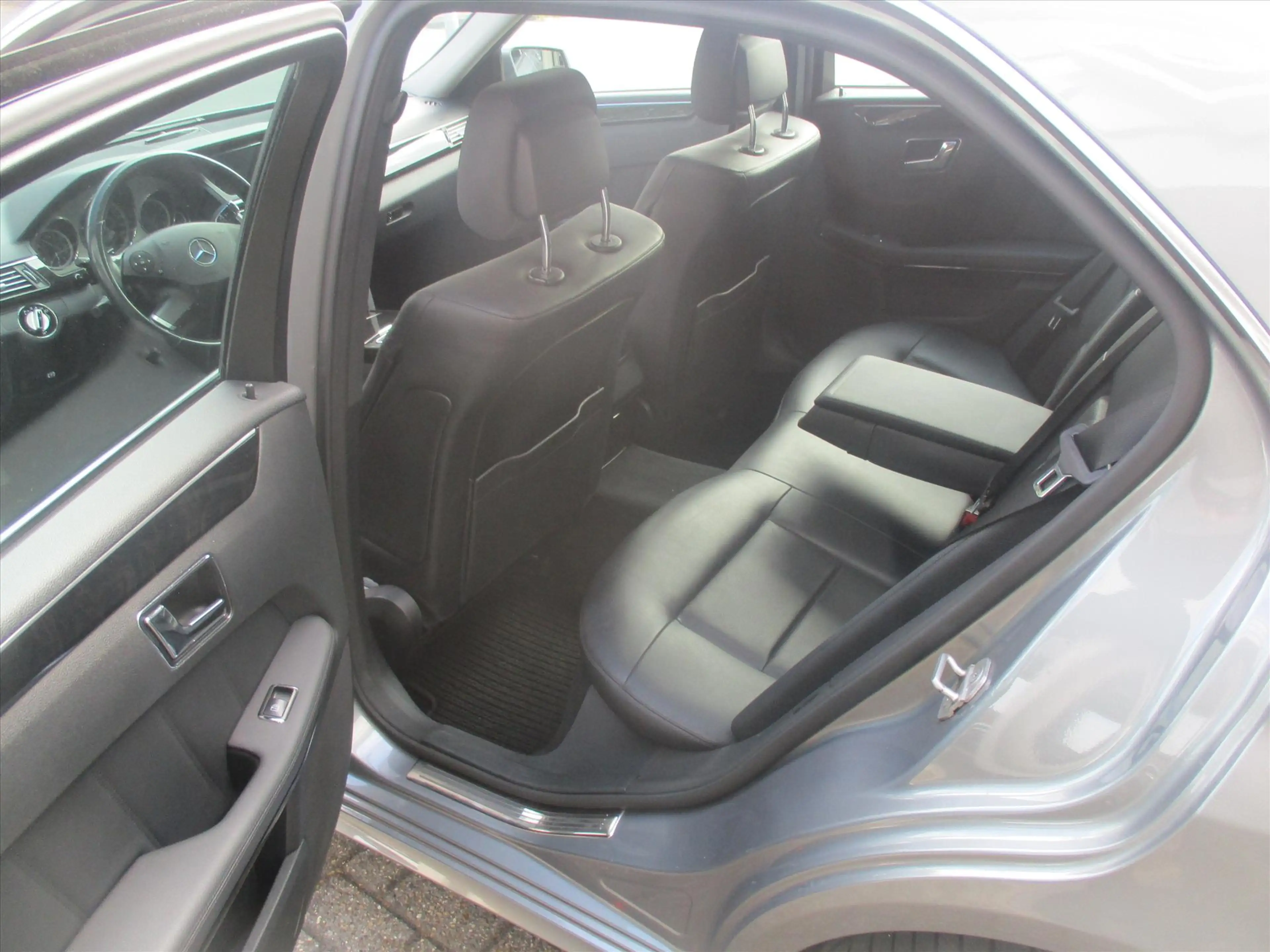 Mercedes-Benz E 350 E350 CGI BlueEfficiency Aut. AVANTGARDE / Youngtim — photo 12