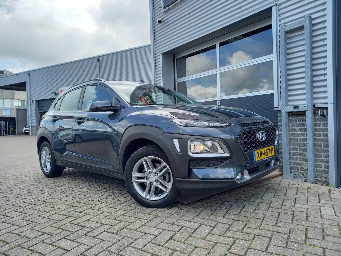Hyundai KONA 1.0 T-GDI Comfort - CAMERA - NAVI / CARPLAY / ANDR Grau - 2