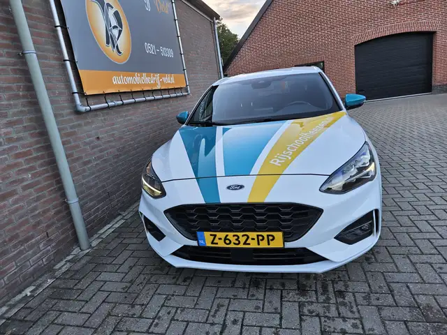 Ford Focus view 2
